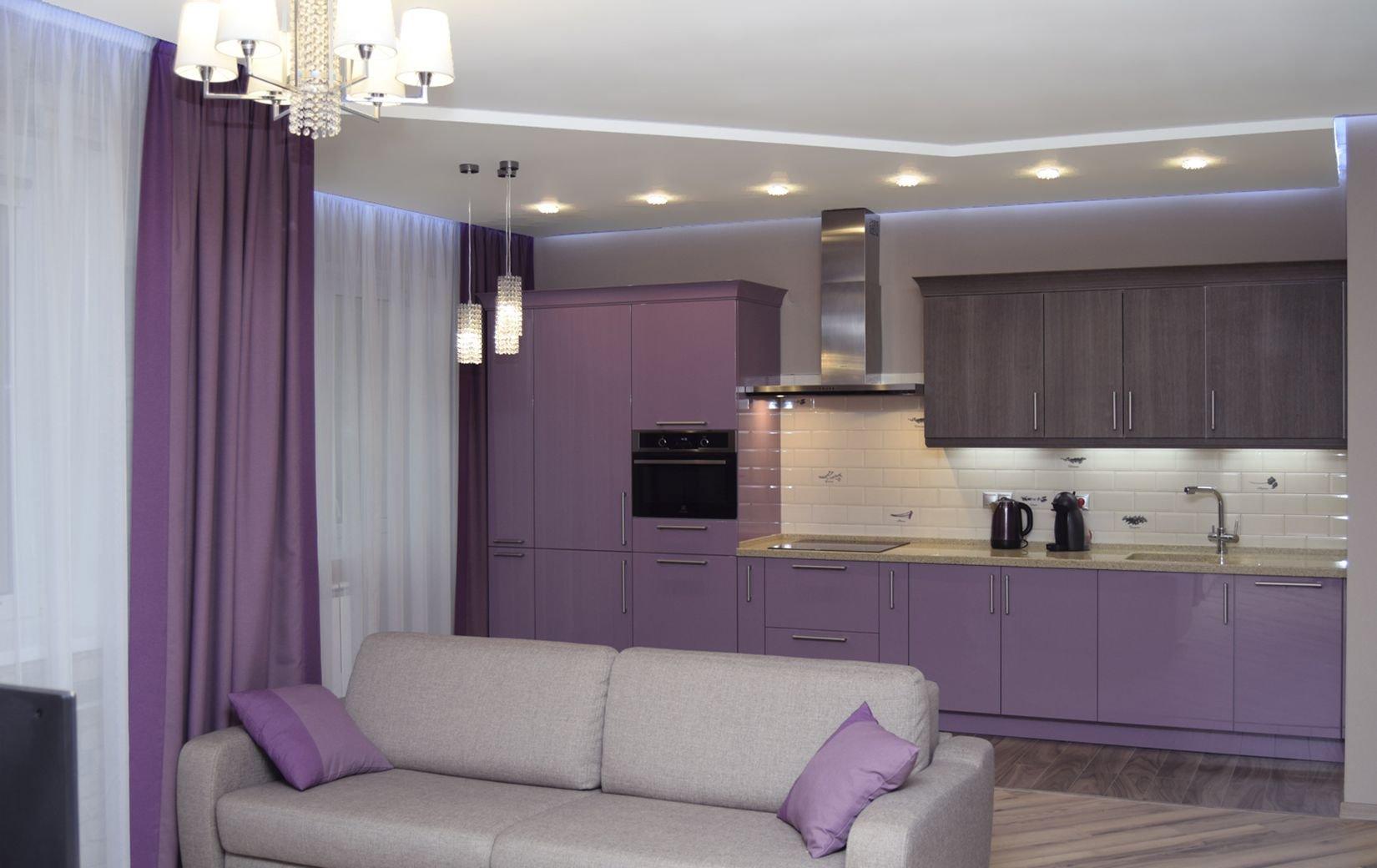 Фиолетовый цвет на маленькой кухне