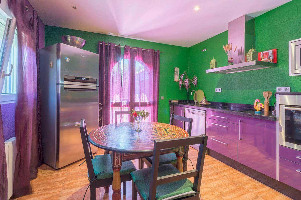 Фиолетовый и зеленый в интерьере кухни